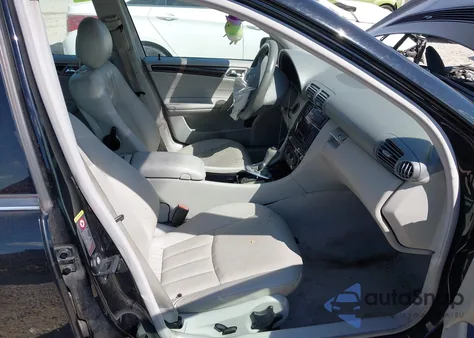 2005 Mercedes-Benz C 240 Luxury 4Matic z USA, uszkodzony, nr VIN WDBRF81J05F655841